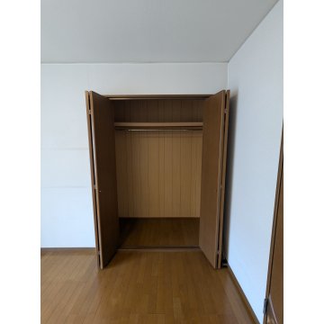 2階真ん中洋室