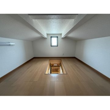 屋根裏収納